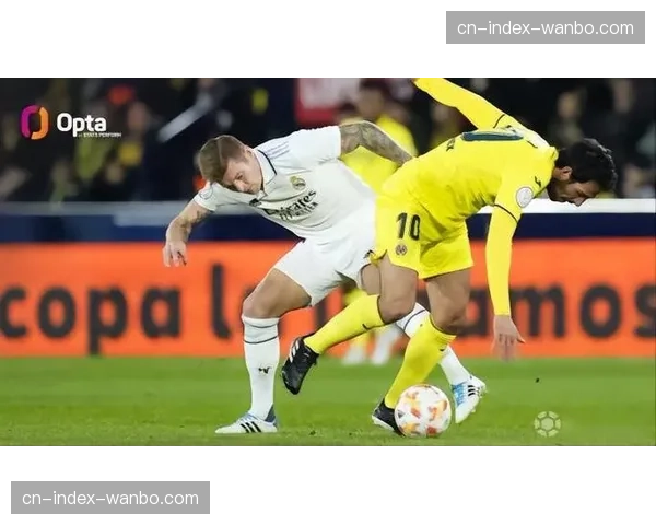 场边科技：教练组通过平板电脑实时查看球队传球成功率与高压强度图