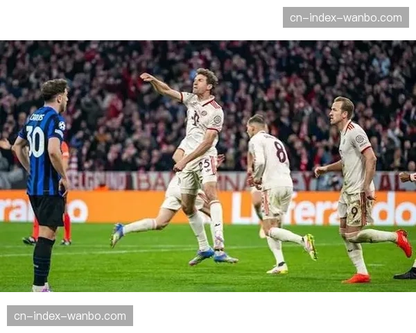 特写：老将穆勒替补登场完成欧冠第150次出场，获全场掌声